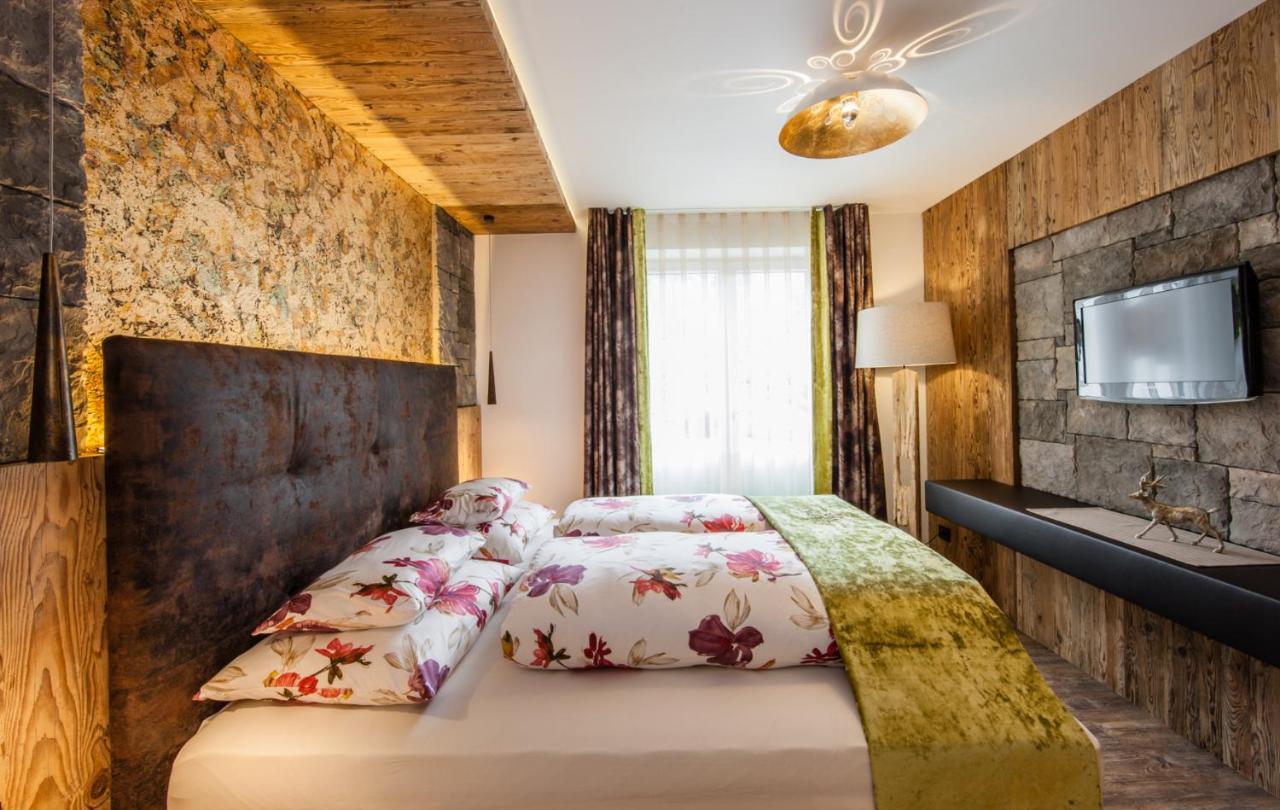 Hotel Tyrol Malles Venosta Esterno foto