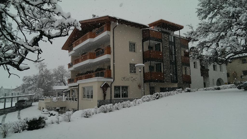 Hotel Tyrol Malles Venosta Esterno foto
