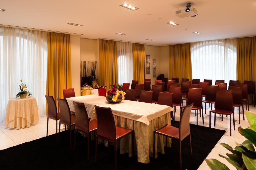 Hotel Tyrol Malles Venosta Esterno foto